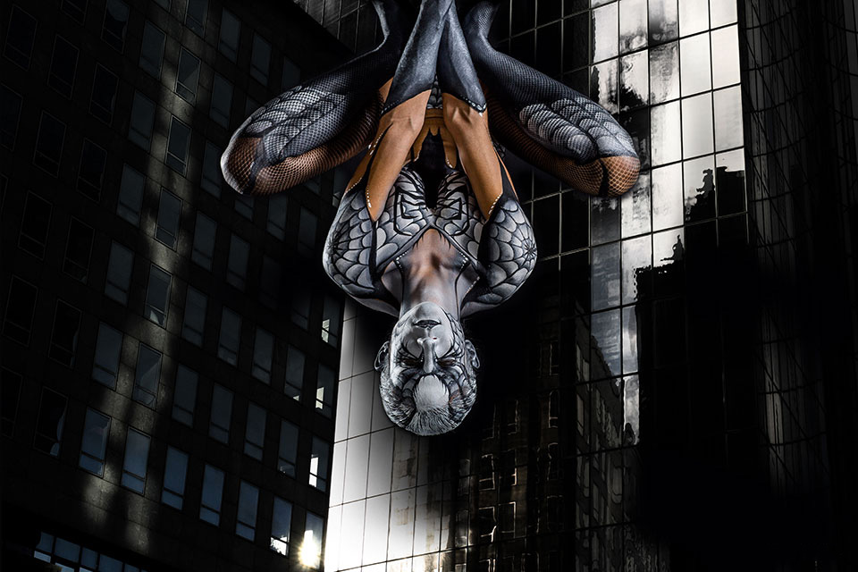 body painting de spidergirl inspire du super heros spiderman. Ideal pour la promotion du film amazing spiderman dans les salles de cinema paris