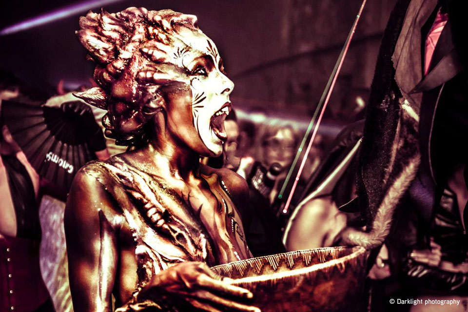 bodypainting realise par un artiste bodypainter de paris en france sur le theme du fantastique avec des effets speciaux de maquillage sfx